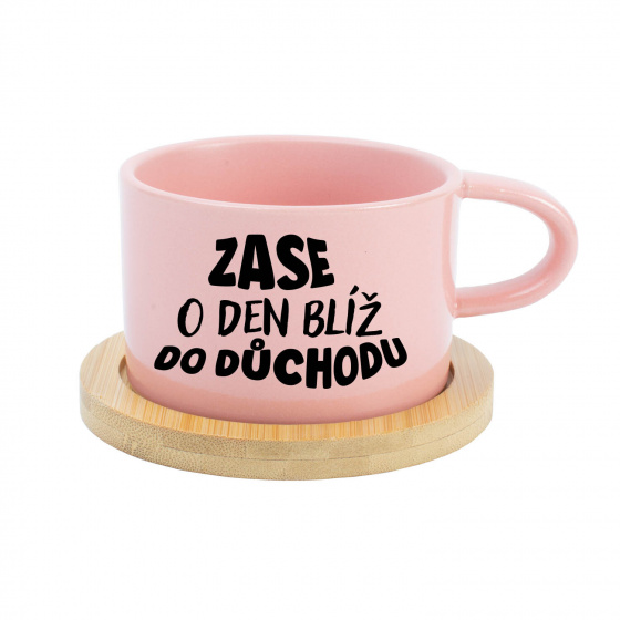 ZASE O DEN BLÍŽ DO DŮCHODU - růžový hrníček makronka 200 ml