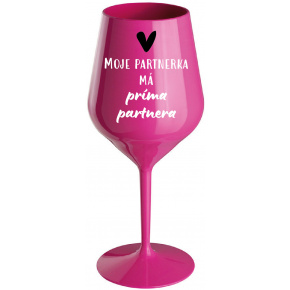 MOJE PARTNERKA MÁ PRÍMA PARTNERA - růžová nerozbitná sklenice na víno 470 ml