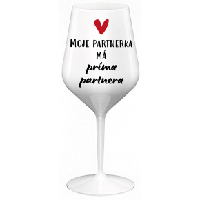 MOJE PARTNERKA MÁ PRÍMA PARTNERA - bílá nerozbitná sklenice na víno 470 ml