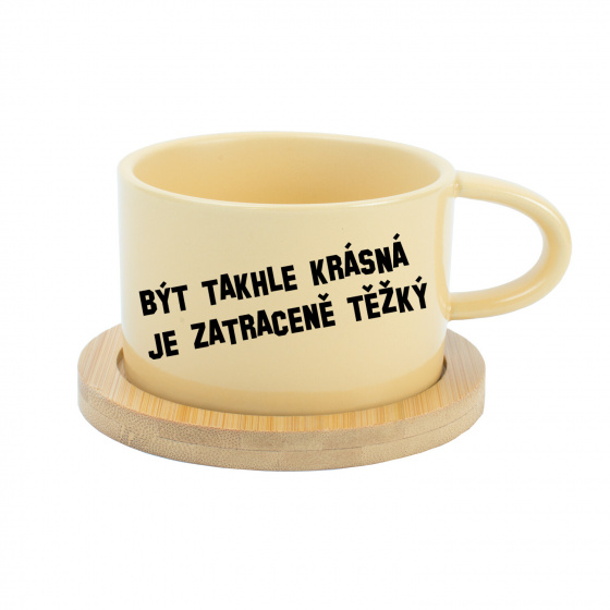 BÝT TAKHLE KRÁSNÁ JE ZATRACENÉ TEŽKÝ - žlutý hrníček makronka 200 ml