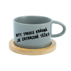 BÝT TAKHLE KRÁSNÁ JE ZATRACENÉ TEŽKÝ - šedý hrníček makronka 200 ml