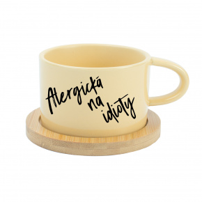 ALERGICKÁ NA IDIOTY - žlutý hrníček makronka 200 ml