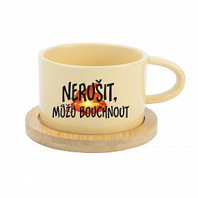 NERUŠIT, MŮŽU BOUCHNOUT. - žlutý hrníček makronka 200 ml NERUŠIT, MŮŽU BOUCHNOUT. - žlutý hrníček makronka 200 ml