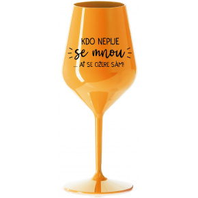 KDO NEPIJE SE MNOU...AŤ SE OŽERE SÁM! - oranžová nerozbitná sklenice na víno 470 ml
