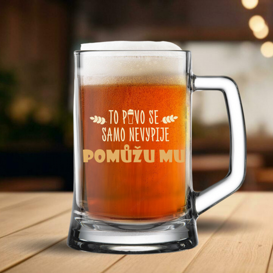 TO PIVO SE SAMO NEVYPIJE... POMŮŽU MU - pivní sklenice 0,5 