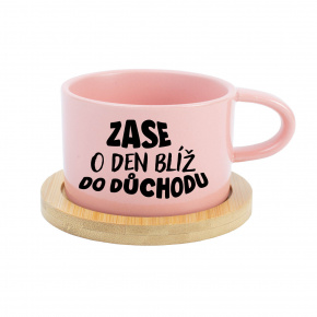 ZASE O DEN BLÍŽ DO DŮCHODU - růžový hrníček makronka 200 ml