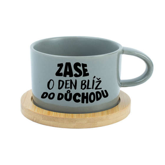 ZASE O DEN BLÍŽ DO DŮCHODU - šedý hrníček makronka 200 ml