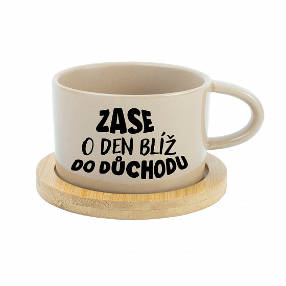 ZASE O DEN BLÍŽ DO DŮCHODU - krémový hrníček makronka 200 ml