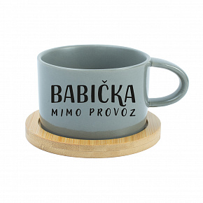 BABIČKA MIMO PROVOZ - šedý hrníček makronka 200 ml BABIČKA MIMO PROVOZ - šedý hrníček makronka 200 ml