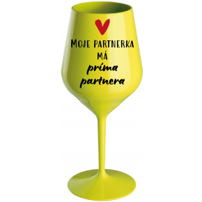 MOJE PARTNERKA MÁ PRÍMA PARTNERA - žlutá nerozbitná sklenice na víno 470 ml