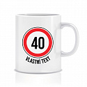 Personalizovaný klasický bílý hrníček 300 ml - narozeninová dopravní značka 