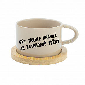 BÝT TAKHLE KRÁSNÁ JE ZATRACENÉ TEŽKÝ - krémový hrníček makronka 200 ml