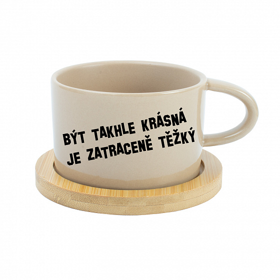 BÝT TAKHLE KRÁSNÁ JE ZATRACENÉ TEŽKÝ - krémový hrníček makronka 200 ml
